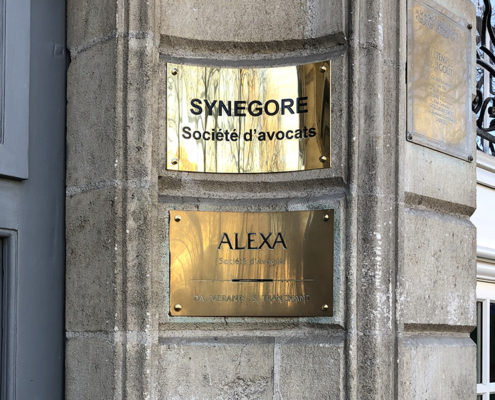 Plaque incurvée en laiton doré à la forme Synegore, société d'avocats à Nantes (44)