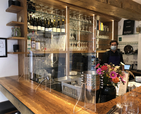 Protection plexiglas sur-mesure pour Restaurant Nantes, avec deux passe-plats - Label enseigne